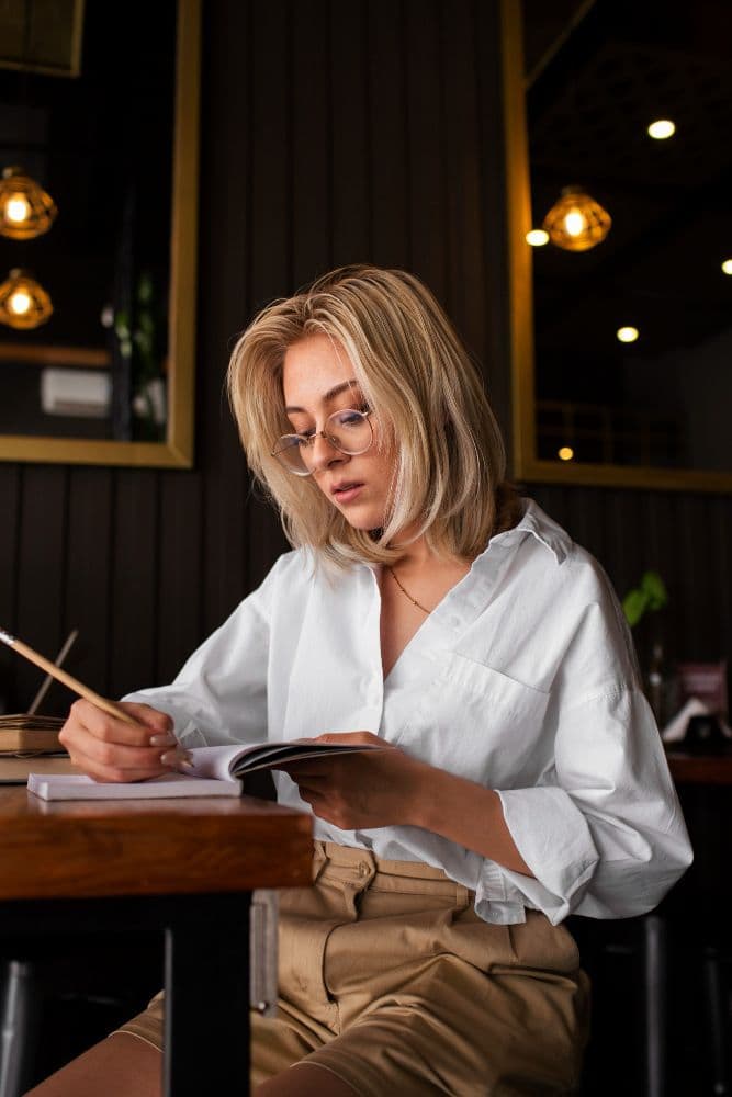 Человек работает