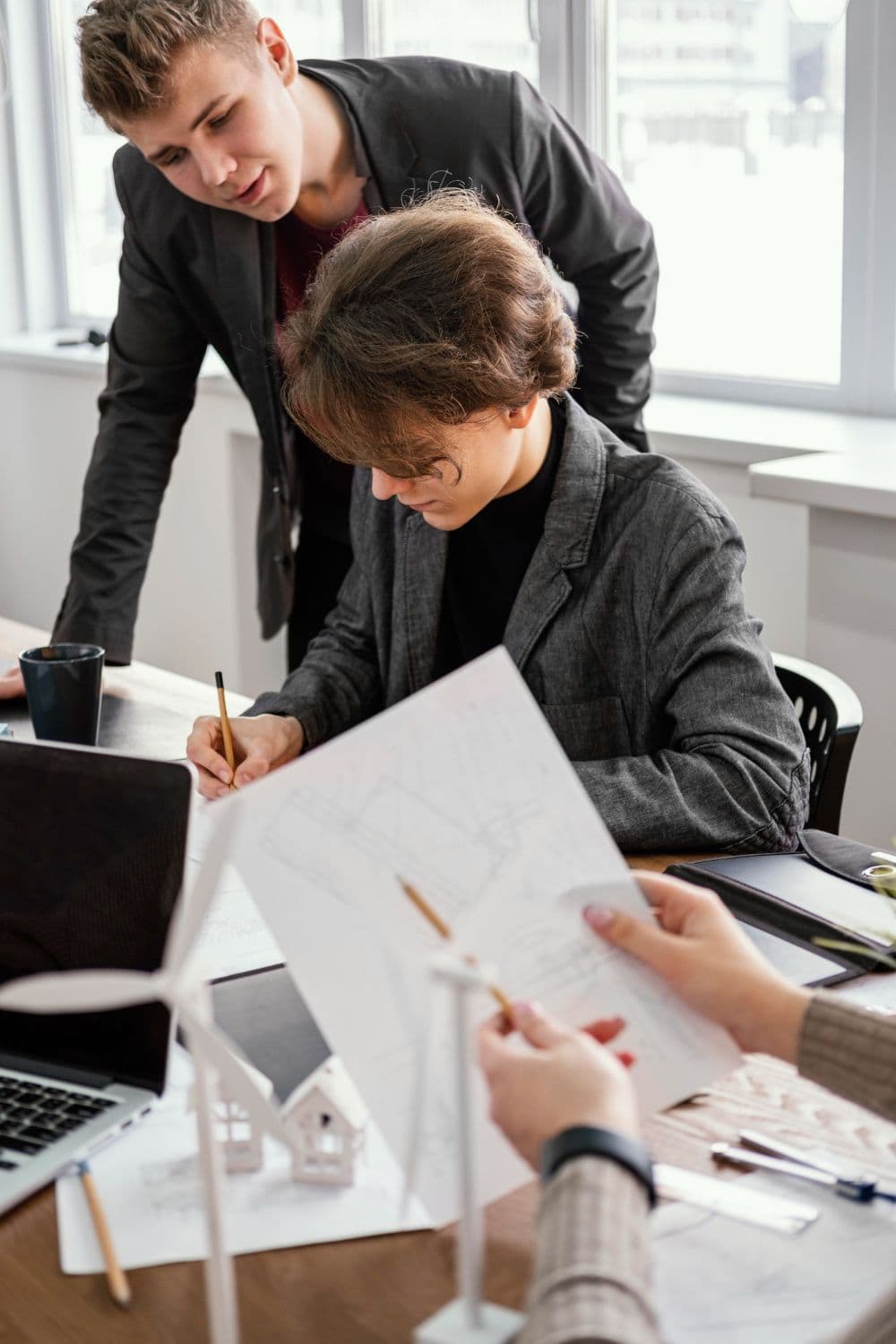 Человек работает