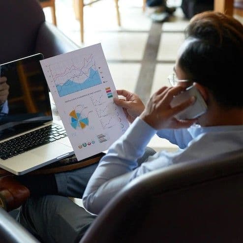 Человек работает