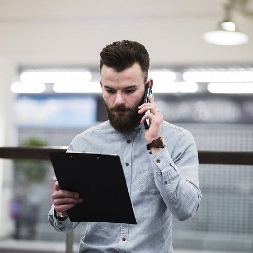 Человек работает