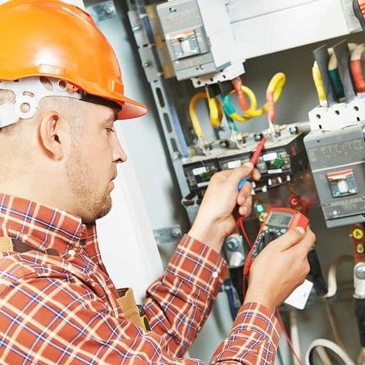 Человек работает