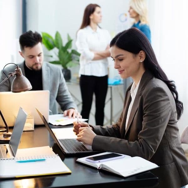 Человек работает