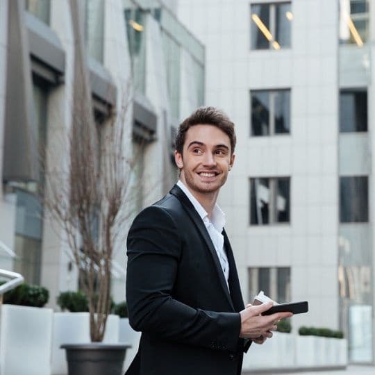 Человек работает