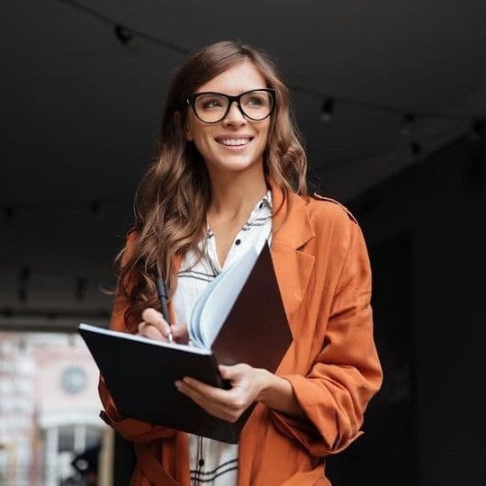 Человек работает