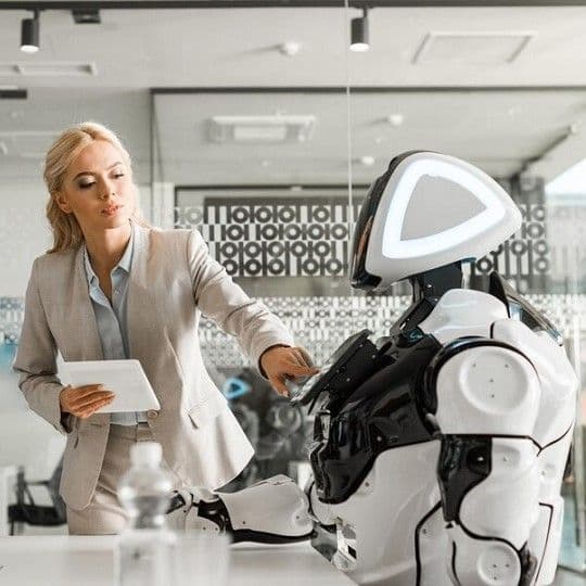 Человек работает