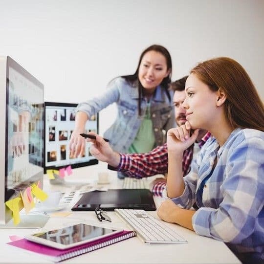 Человек работает