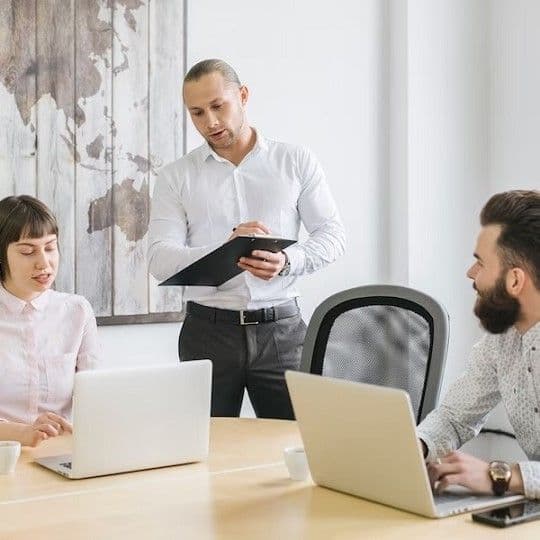 Человек работает