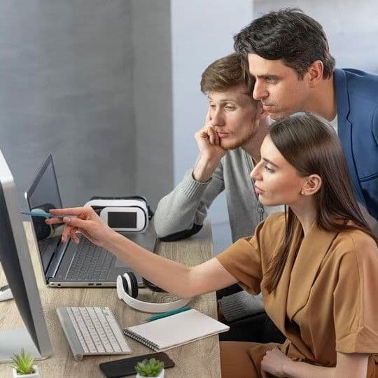 Человек работает