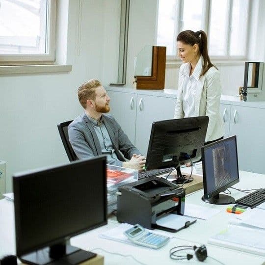 Человек работает