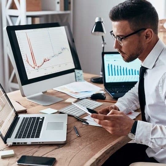 Человек работает