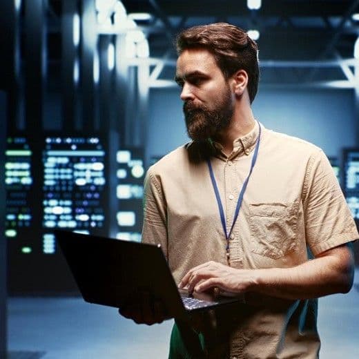 Человек работает